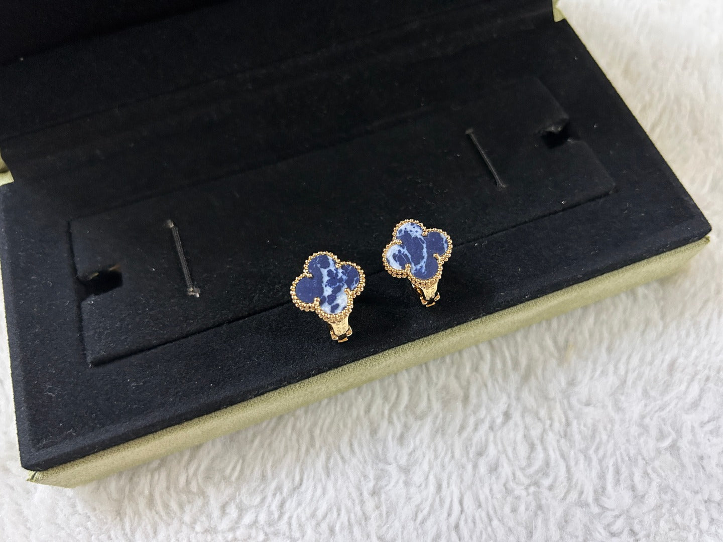Pomuse CLOVER PIETERSITE MEDIUM STUD EARRINGS