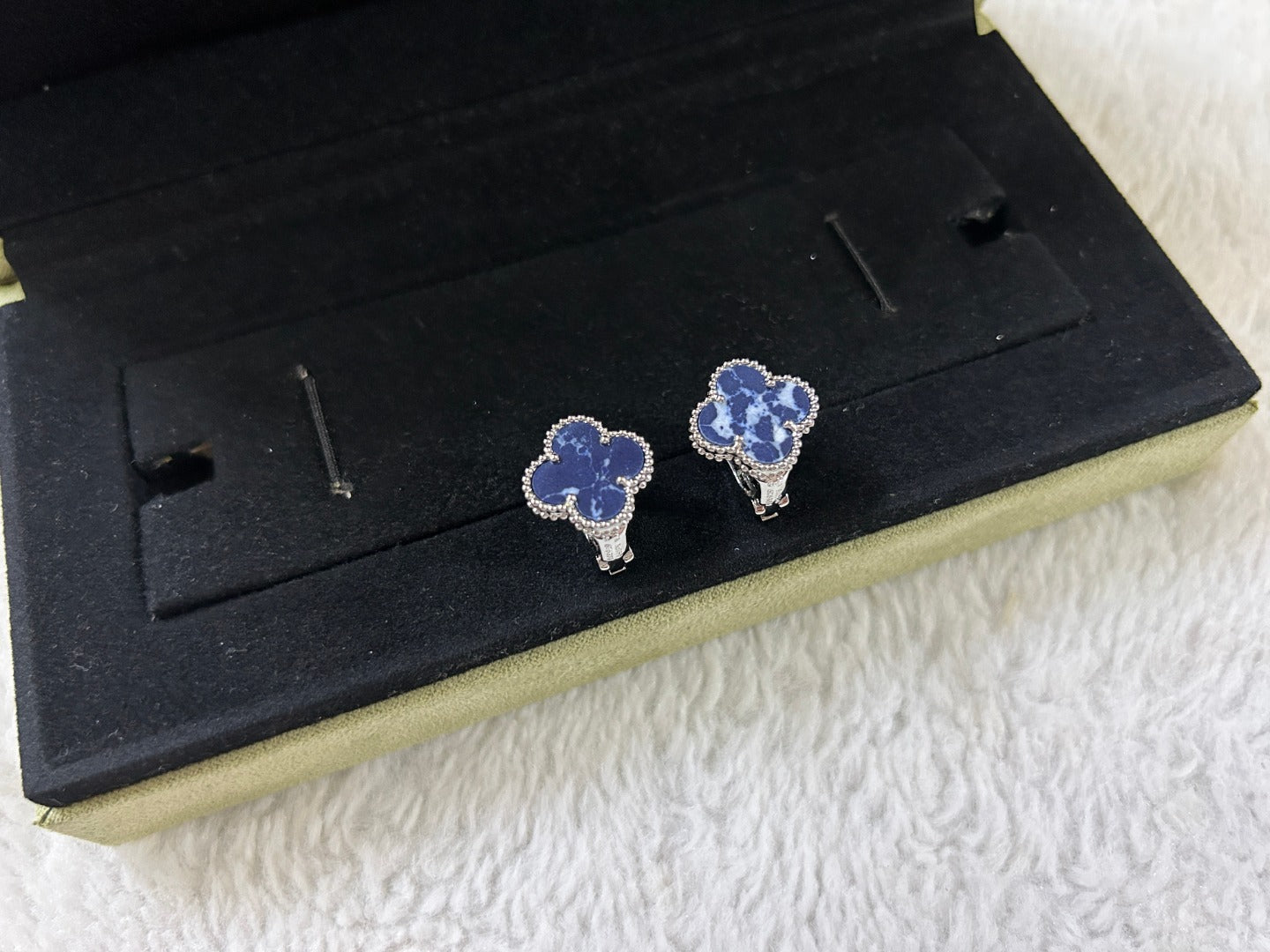 Pomuse CLOVER PIETERSITE MEDIUM STUD EARRINGS