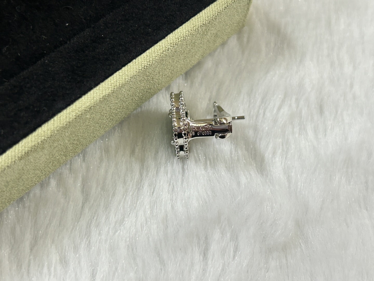 Pomuse CLOVER PIETERSITE MEDIUM STUD EARRINGS