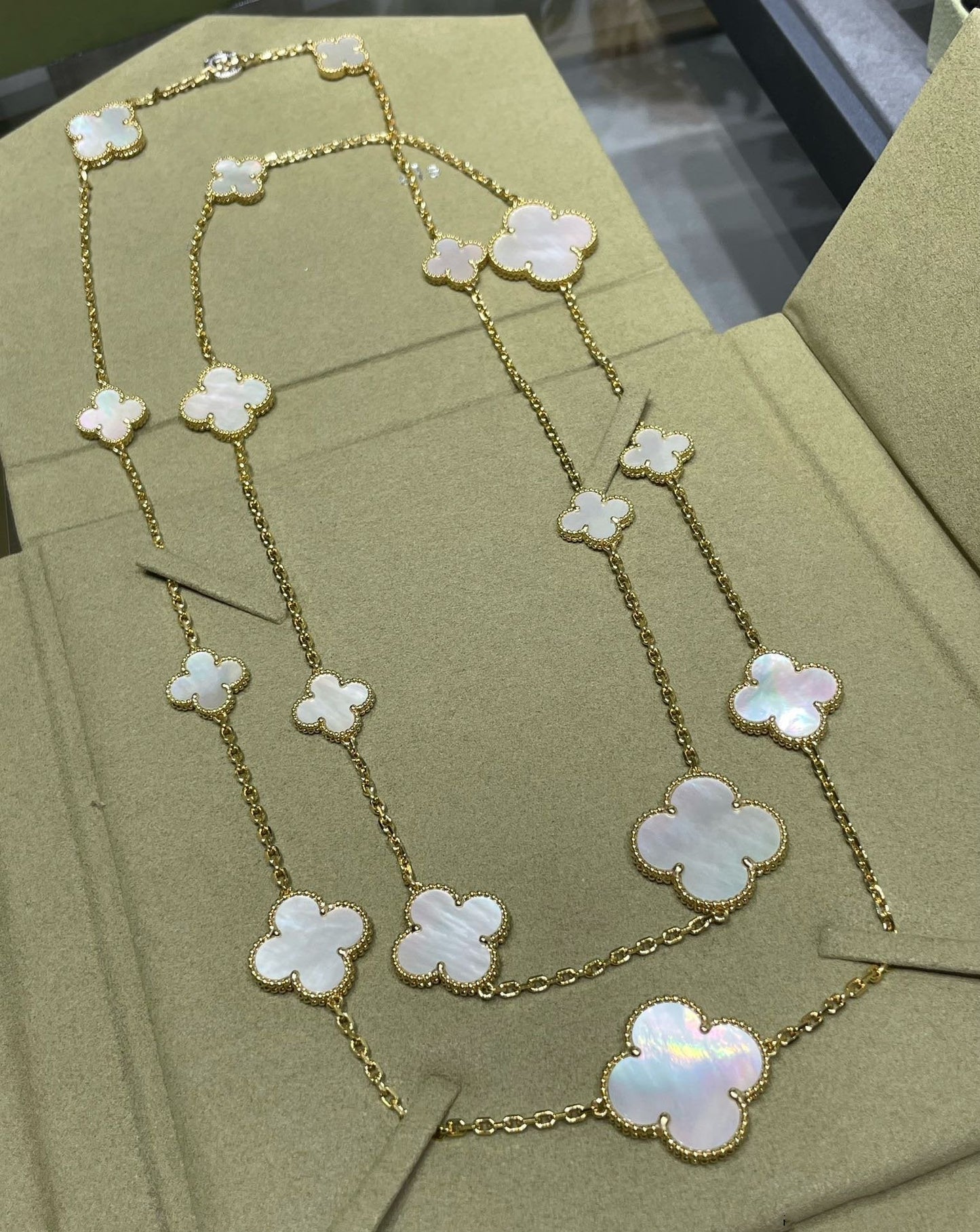 Pomuse CLOVER 16 MOTIF WHITE MOP GOLD NECKLACE
