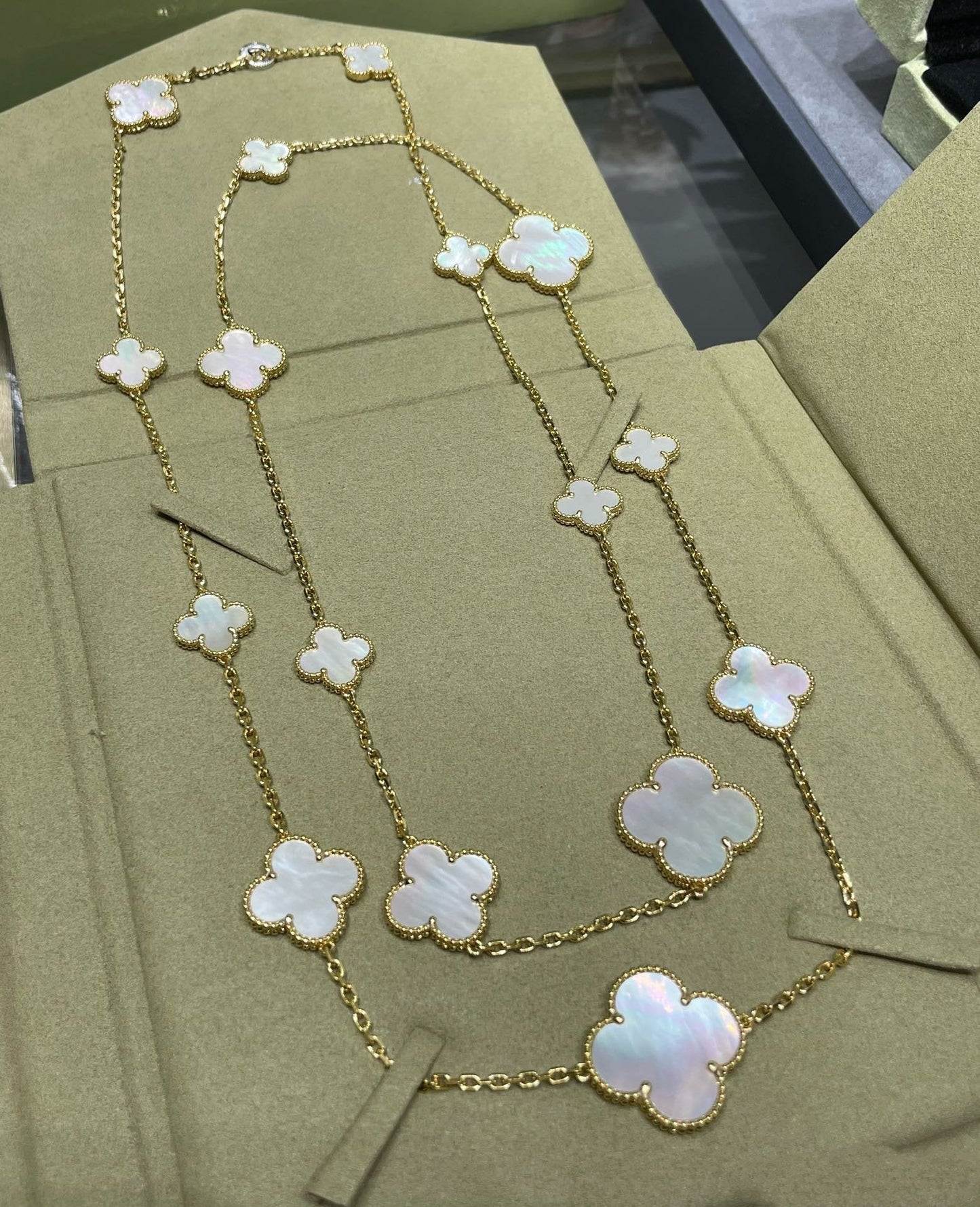 Pomuse CLOVER 16 MOTIF WHITE MOP GOLD NECKLACE