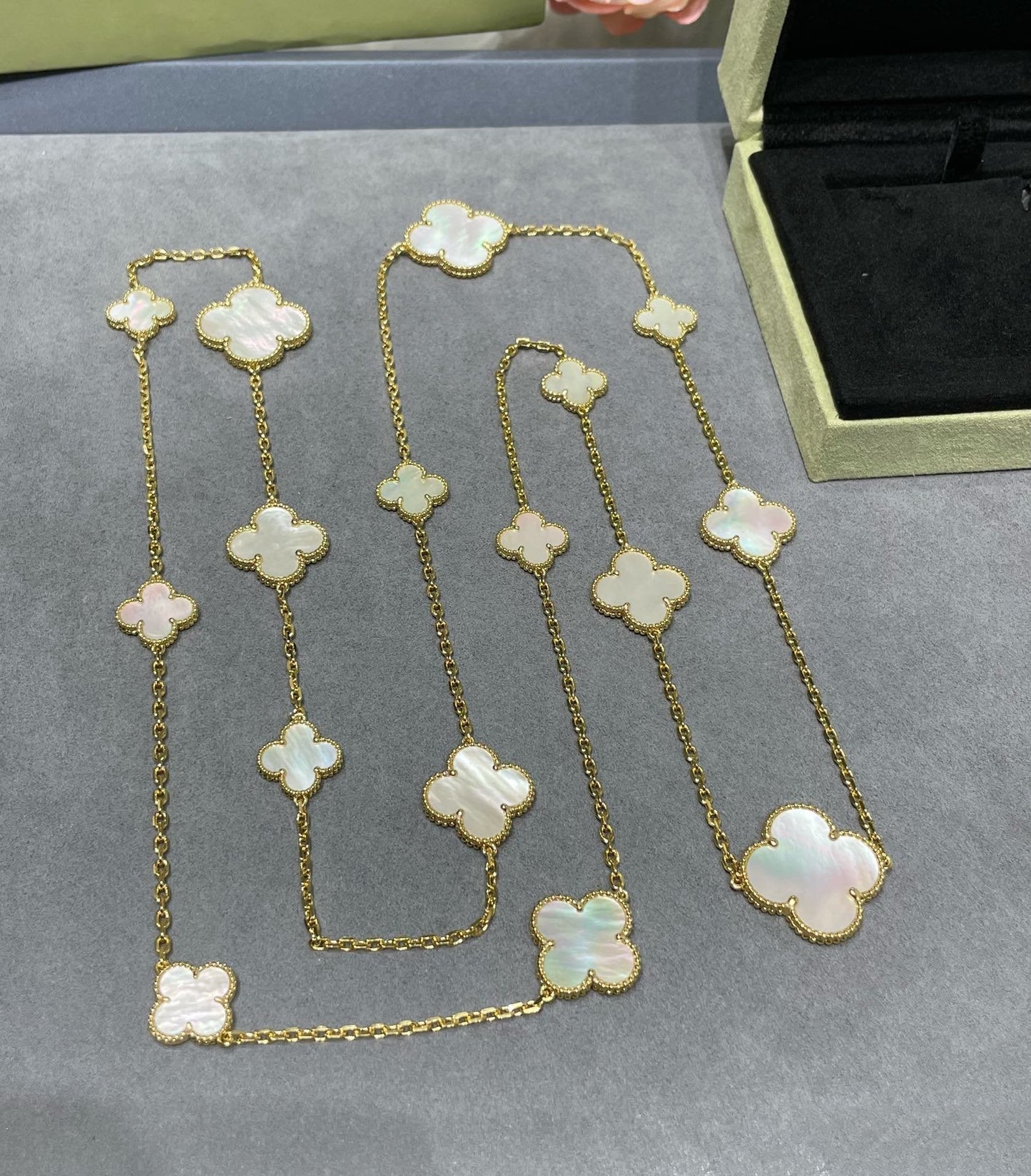 Pomuse CLOVER 16 MOTIF WHITE MOP GOLD NECKLACE