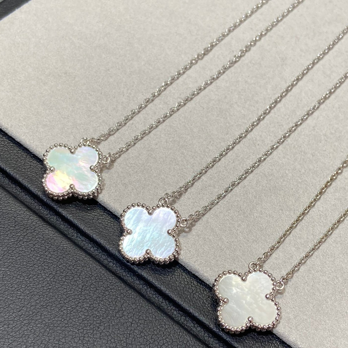 Pomuse Halskette „Clover“ in Silber und Weiß 