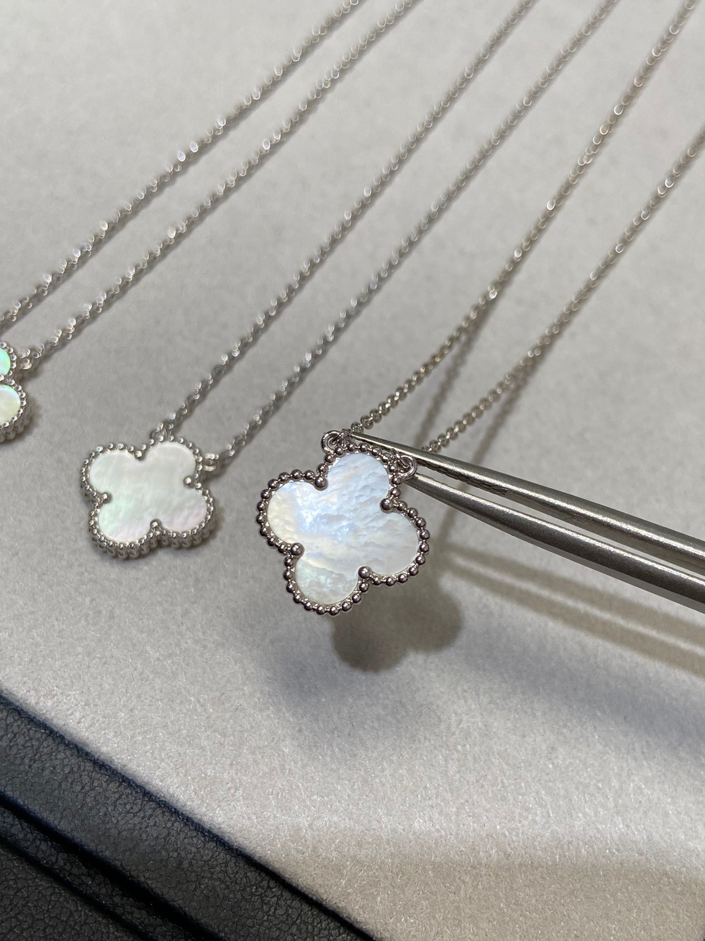 Pomuse Halskette „Clover“ in Silber und Weiß 