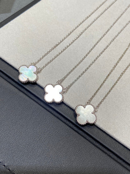 Pomuse Halskette „Clover“ in Silber und Weiß 