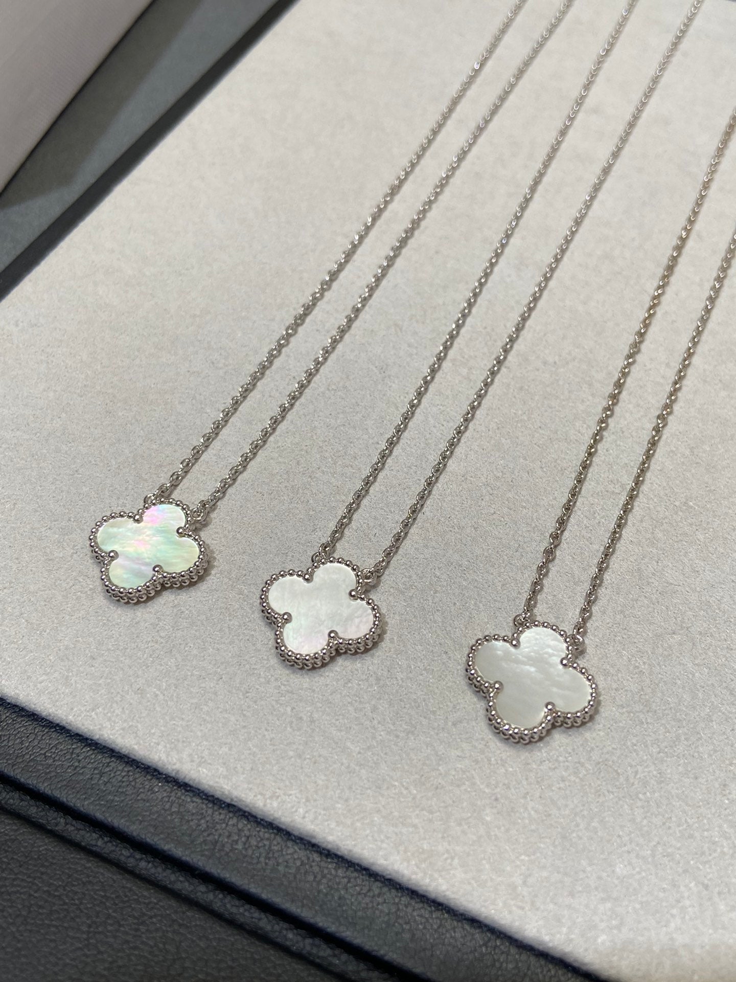 Pomuse Halskette „Clover“ in Silber und Weiß 