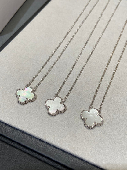 Pomuse Halskette „Clover“ in Silber und Weiß 