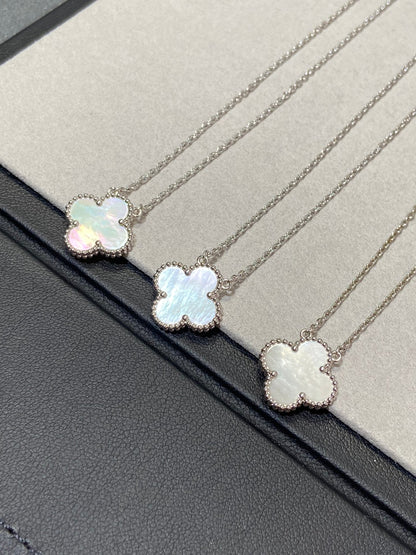 Pomuse Halskette „Clover“ in Silber und Weiß 