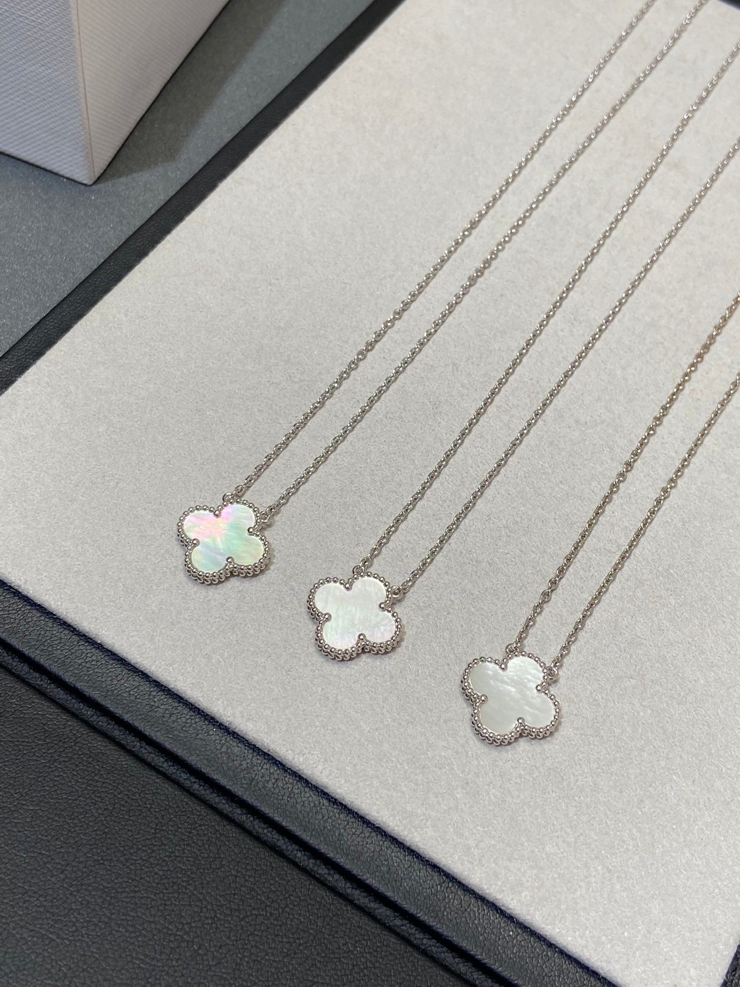 Pomuse Halskette „Clover“ in Silber und Weiß 
