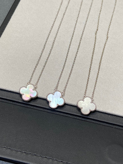 Pomuse Halskette „Clover“ in Silber und Weiß 