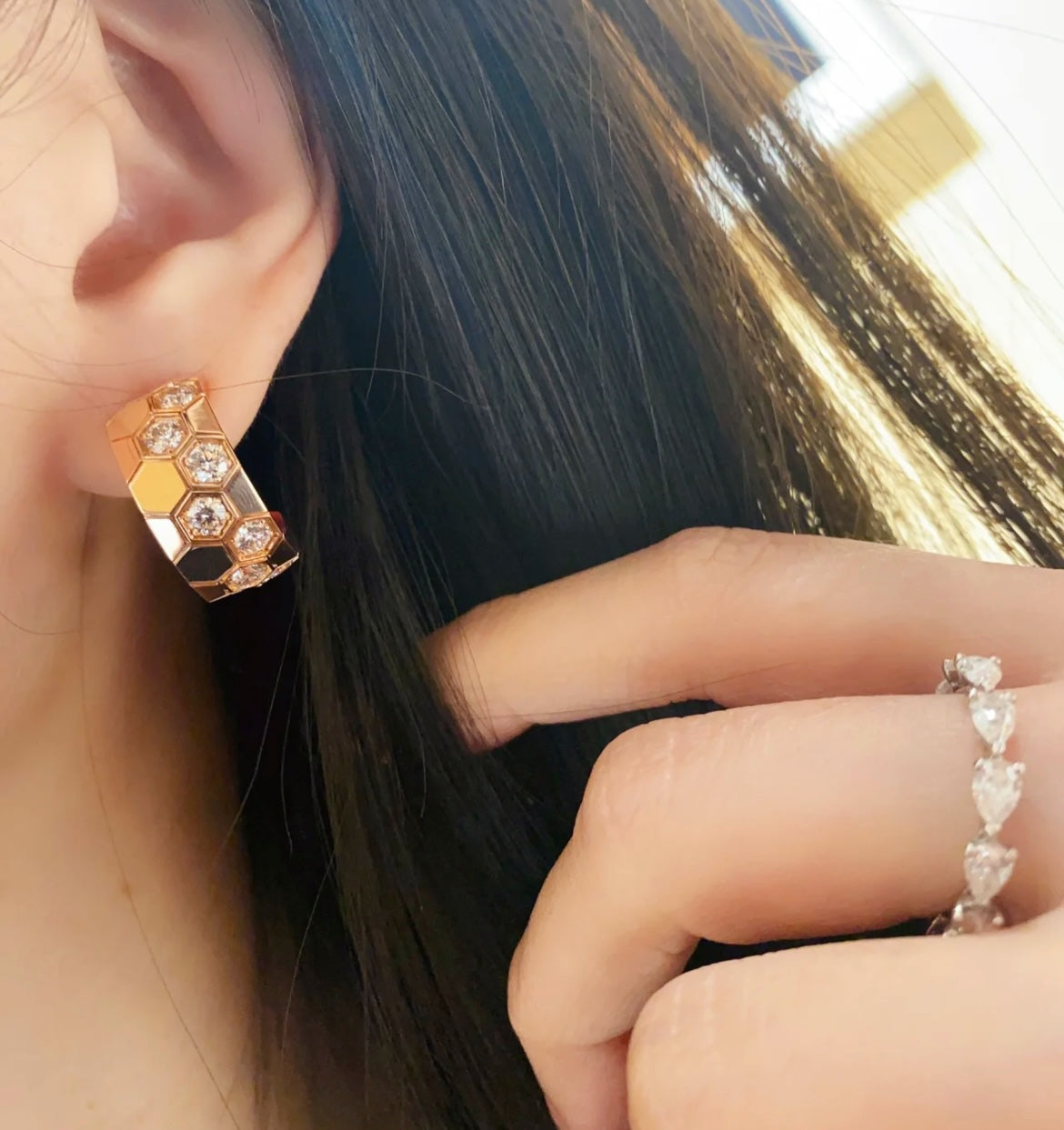 Pomuse BEE LOVE DIAMOND HOOP EARRINGS