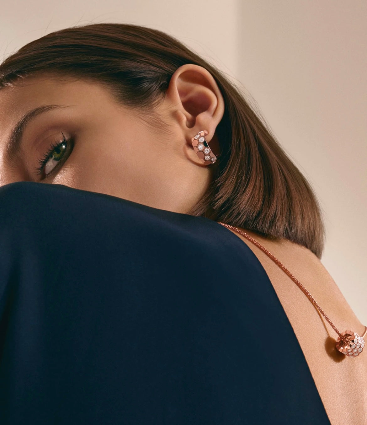 Pomuse BEE LOVE DIAMOND HOOP EARRINGS