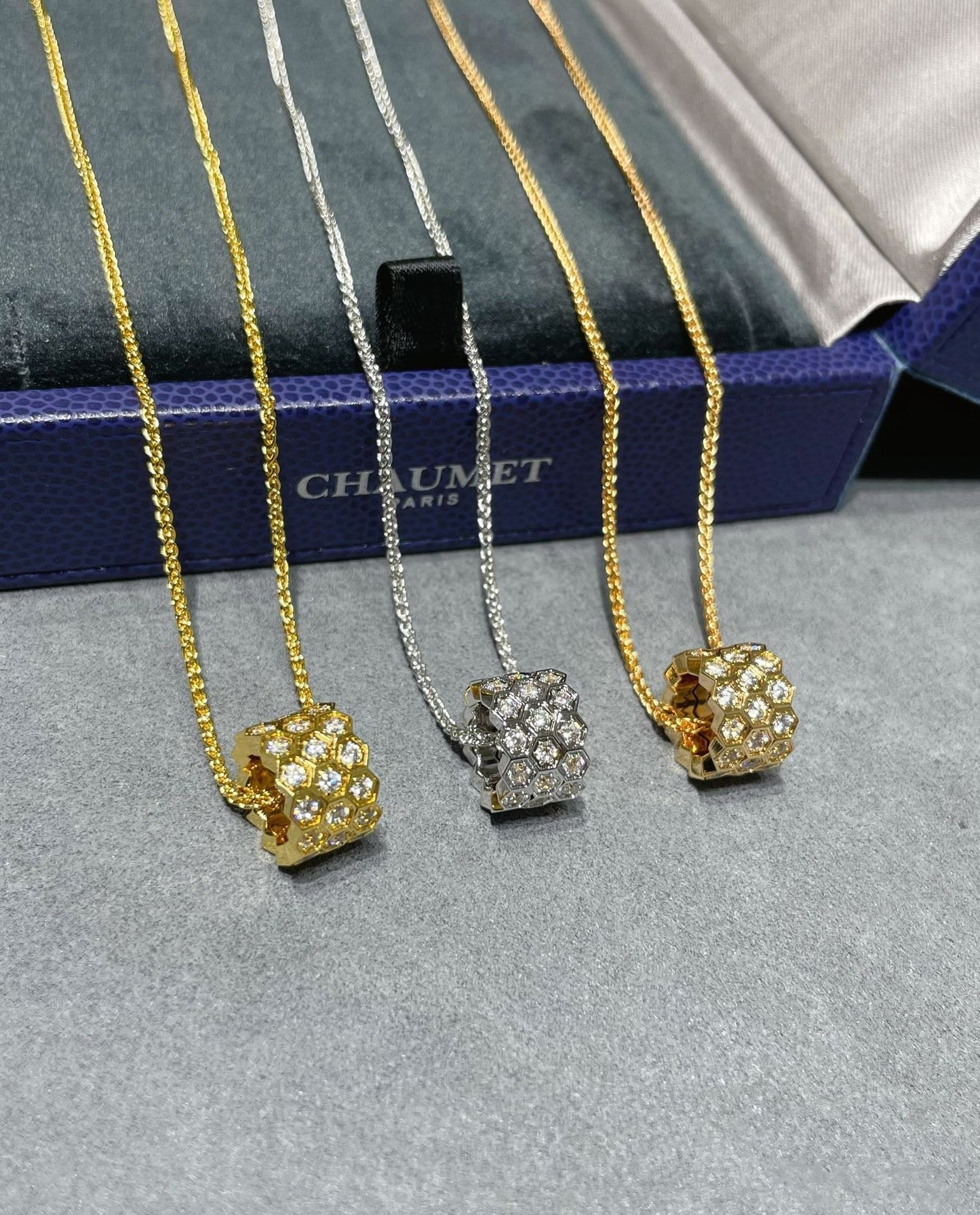Pomuse BEE LOVE DIAMOND PAVED 3 ROW NECKLACE