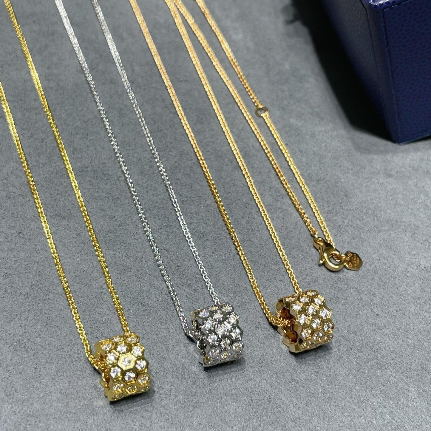 Pomuse BEE LOVE DIAMOND PAVED 3 ROW NECKLACE