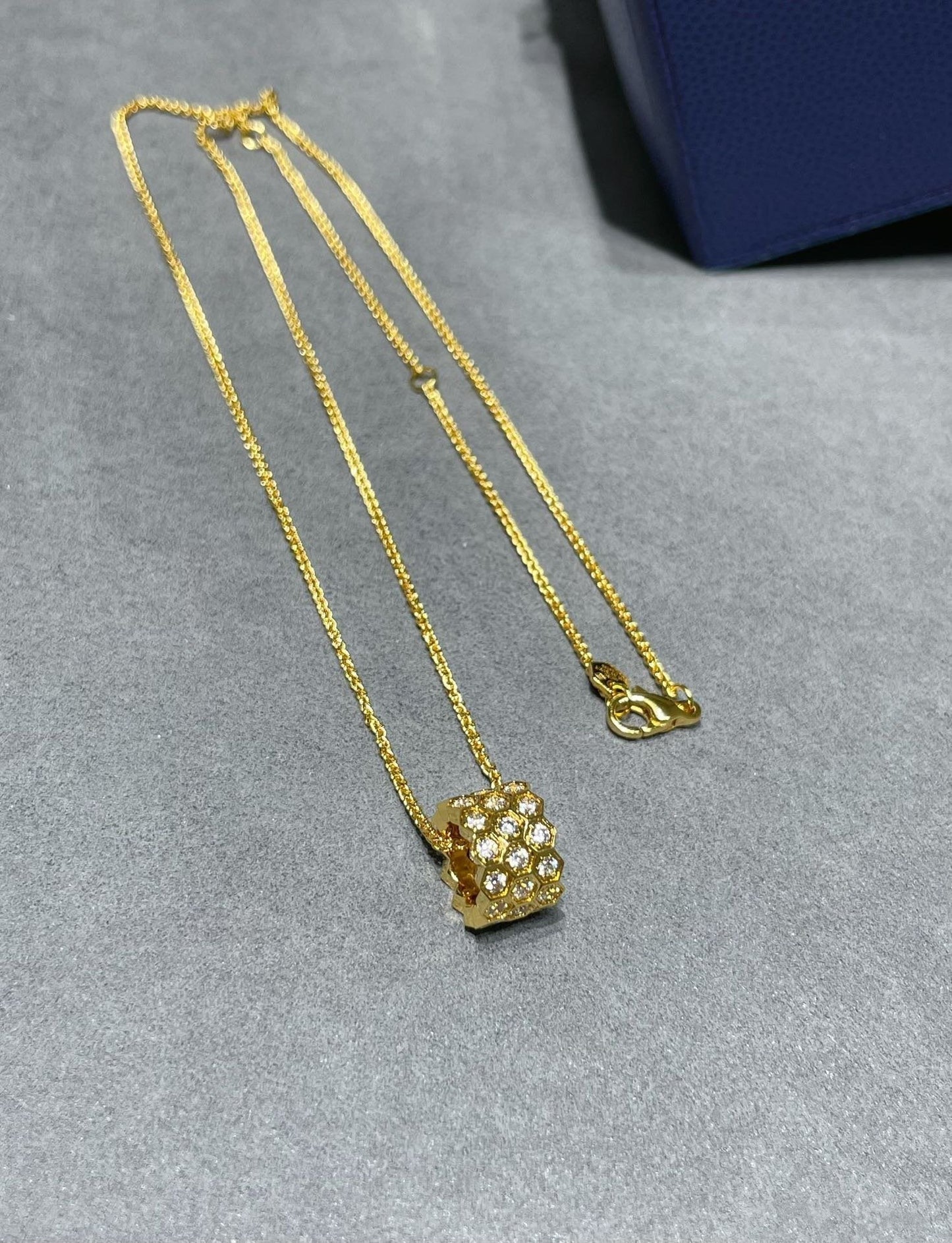Pomuse BEE LOVE DIAMOND PAVED 3 ROW NECKLACE