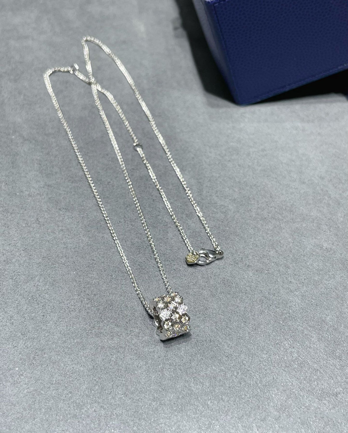 Pomuse BEE LOVE DIAMOND PAVED 3 ROW NECKLACE