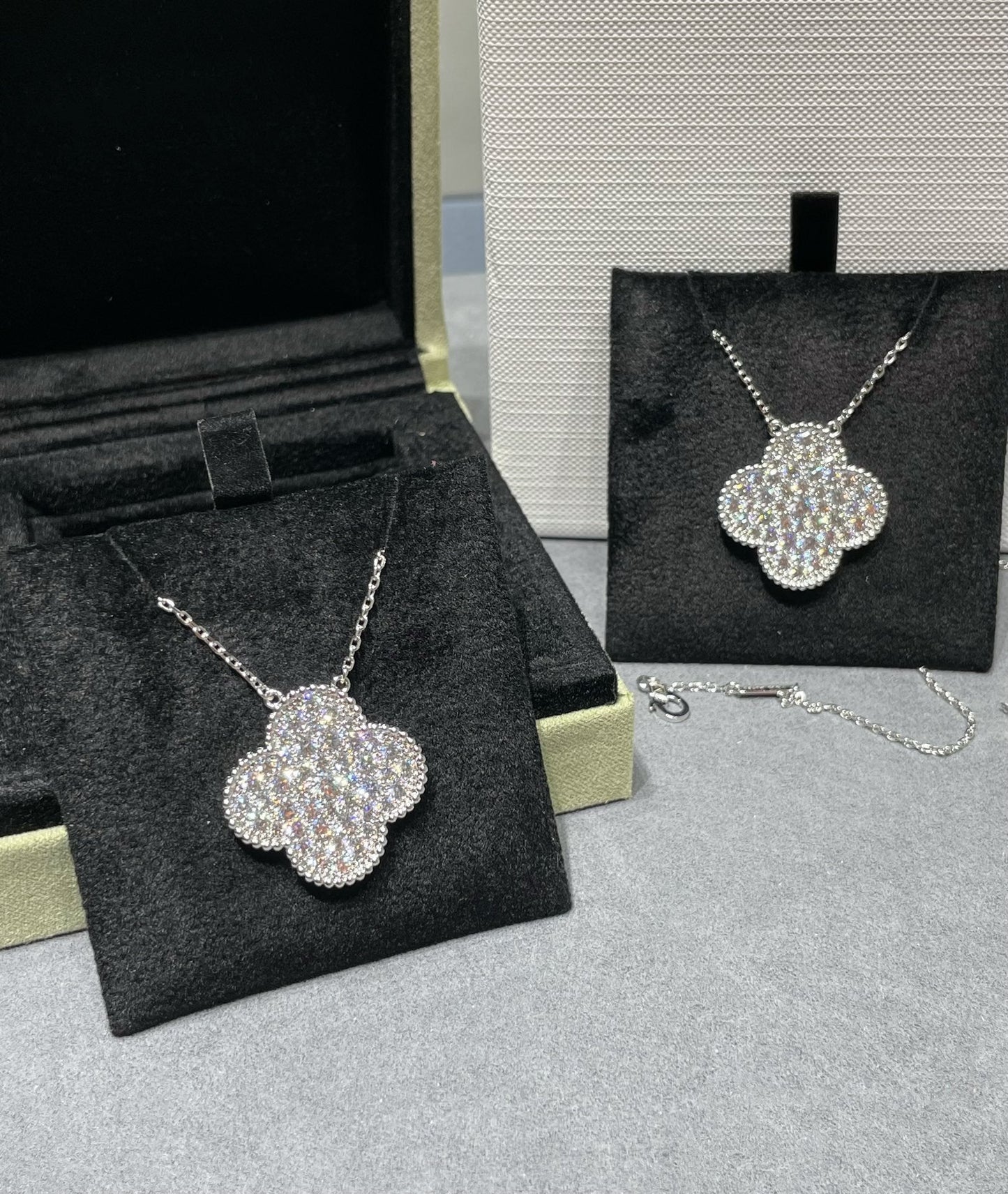 Pomuse CLOVER 25MM LARGE PENDANT DIAMOND PAVED SILVER NECKLACE