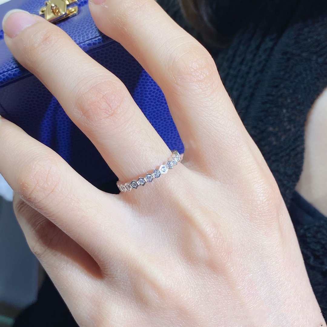 Pomuse BEE LOVE DIAMOND PAVED SMALL RING