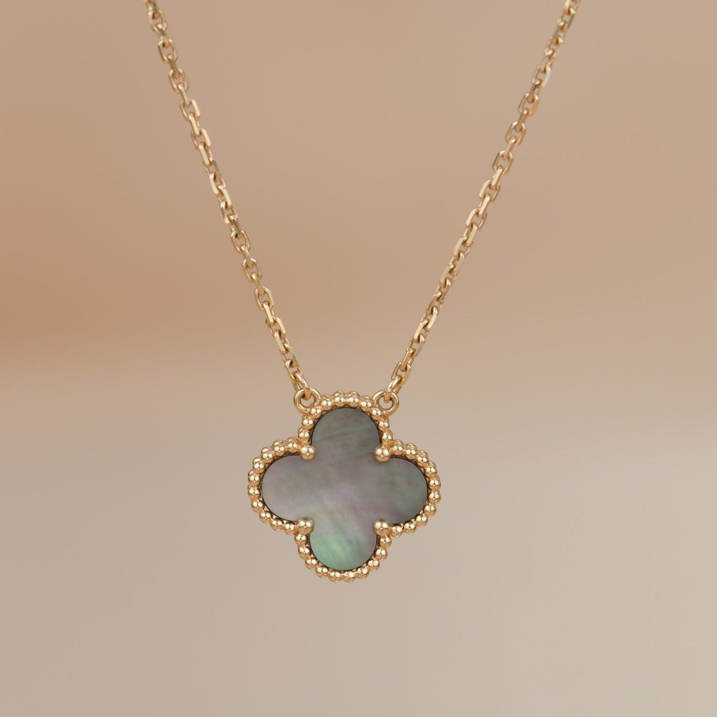 Pomuse Halskette „Clover“, 15 mm, graues Perlmutt