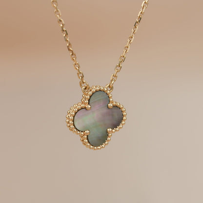 Pomuse Halskette „Clover“, 15 mm, graues Perlmutt