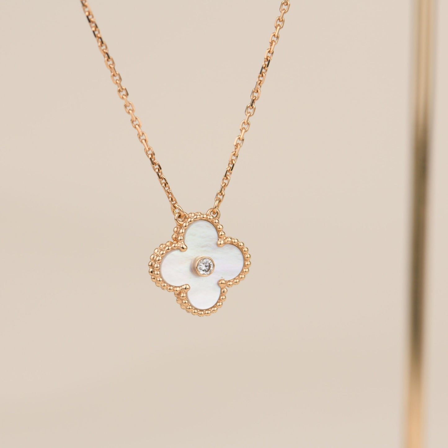 Pomuse CLOVER 15MM DIAMOND WHITE FRITILLARIA NECKLACE