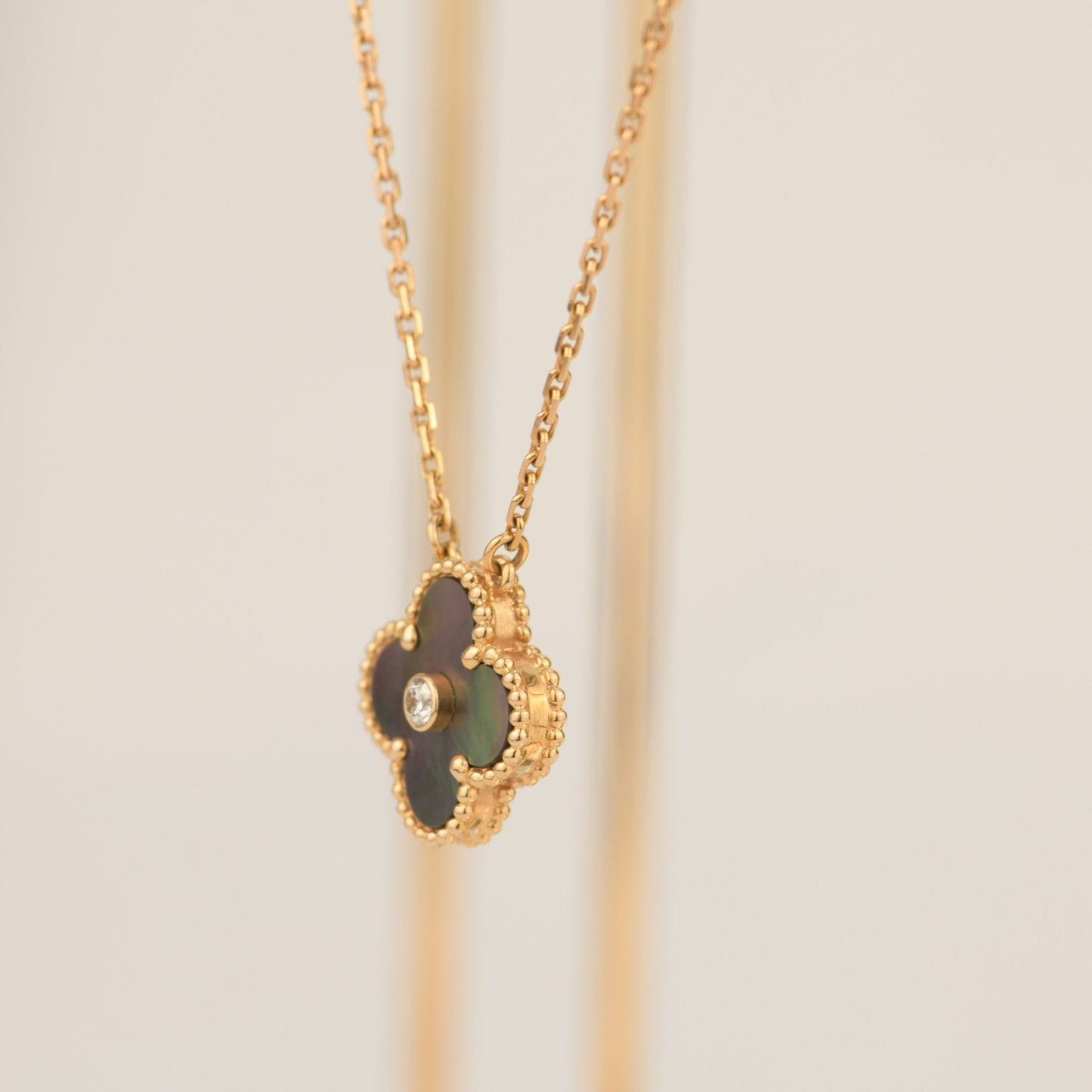 Pomuse CLOVER 15MM DIAMOND AND MOTHER-OF-GREY NECKLACE