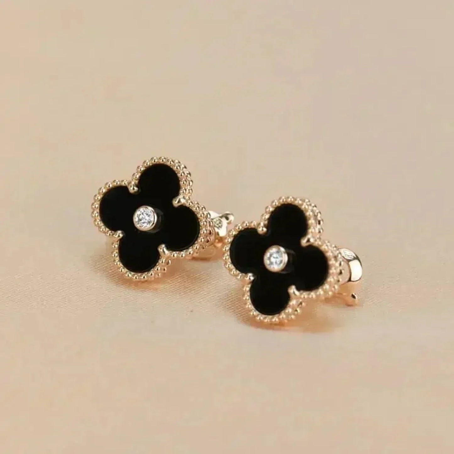 Pomuse CLOVER MEDIUM 1 MOTIFS ONYX DIAMOND EARRINGS