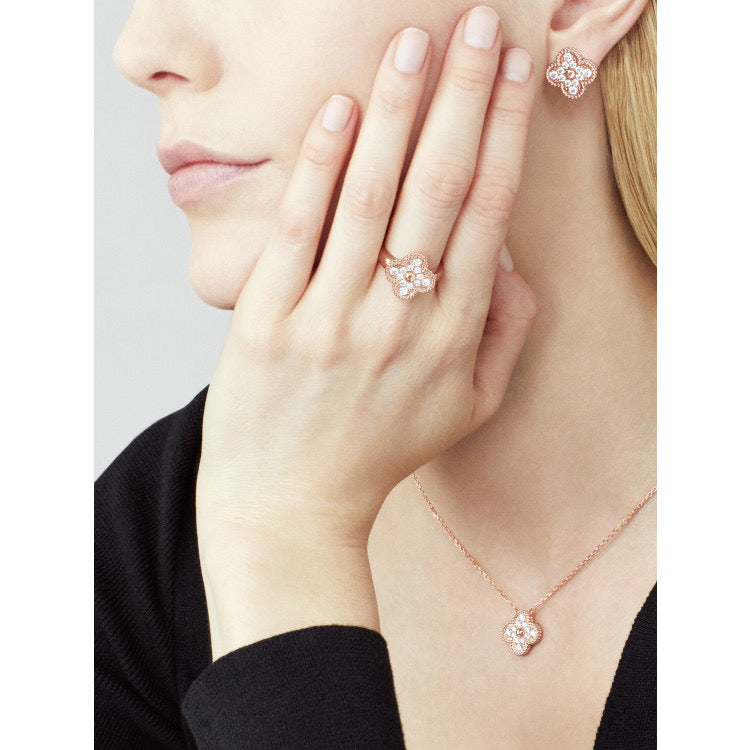 Pomuse CLOVER 15MM DIAMOND SINGLE FLOWER NECKLACE