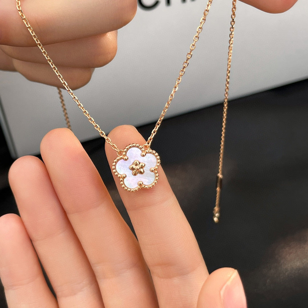 Pomuse LUCKY  WHITE MOP  PLUM BLOSSOM NECKLACE