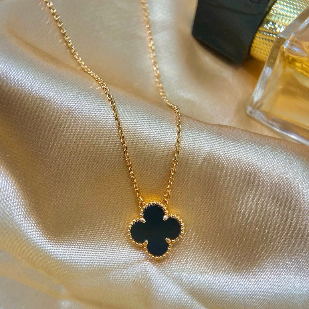 Pomuse CLOVER 15MM BLACK ONYX SINGLE FLOWER NECKLACE