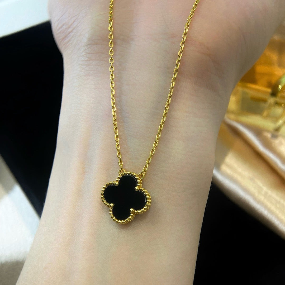 Pomuse CLOVER 15MM BLACK ONYX SINGLE FLOWER NECKLACE