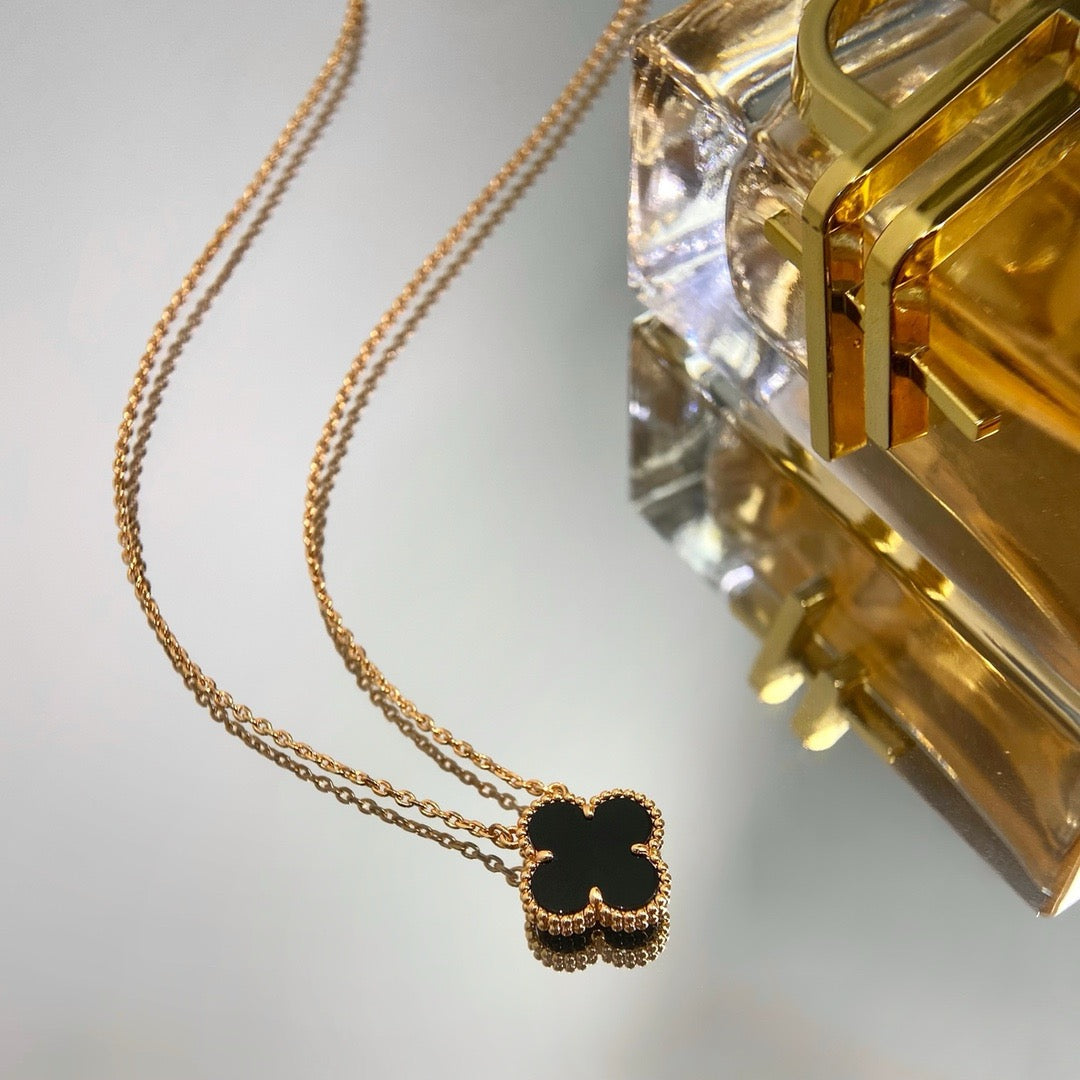 Pomuse CLOVER 15MM BLACK ONYX SINGLE FLOWER NECKLACE