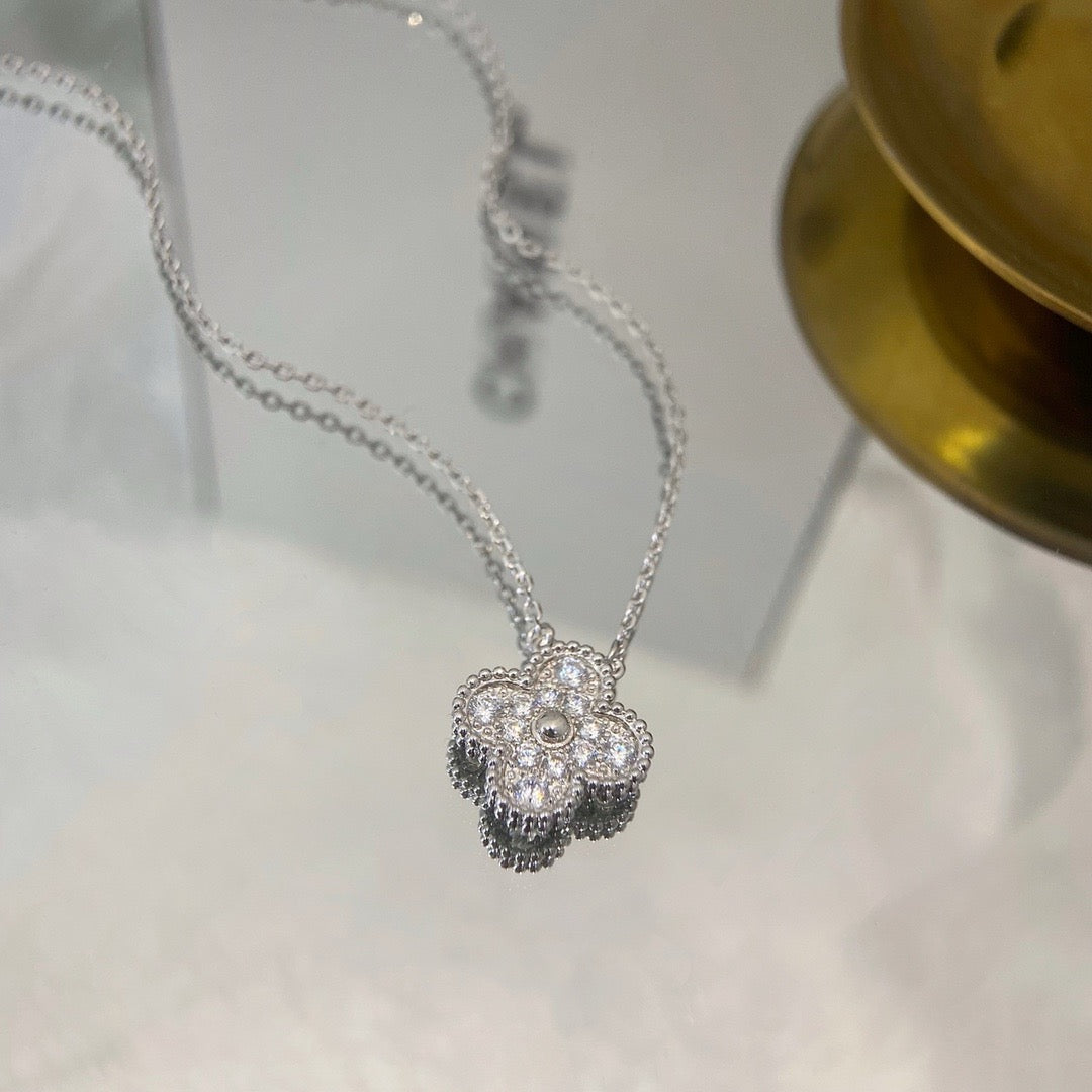 Pomuse CLOVER 15MM DIAMOND SINGLE FLOWER NECKLACE