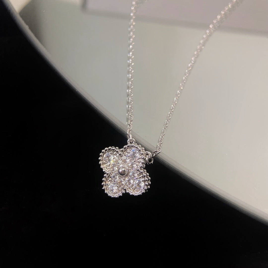 Pomuse CLOVER 15MM DIAMOND SINGLE FLOWER NECKLACE