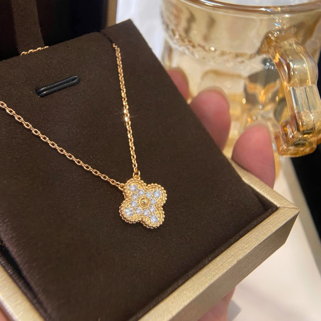 Pomuse CLOVER 15MM DIAMOND SINGLE FLOWER NECKLACE