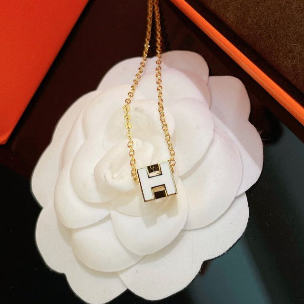 Pomuse H WHITE SQUARE GOLD NECKLACE