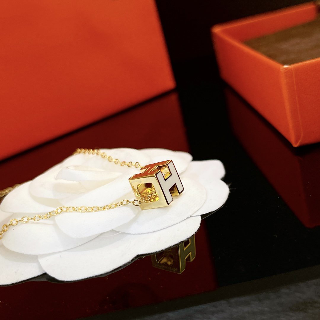 Pomuse H WHITE SQUARE GOLD NECKLACE