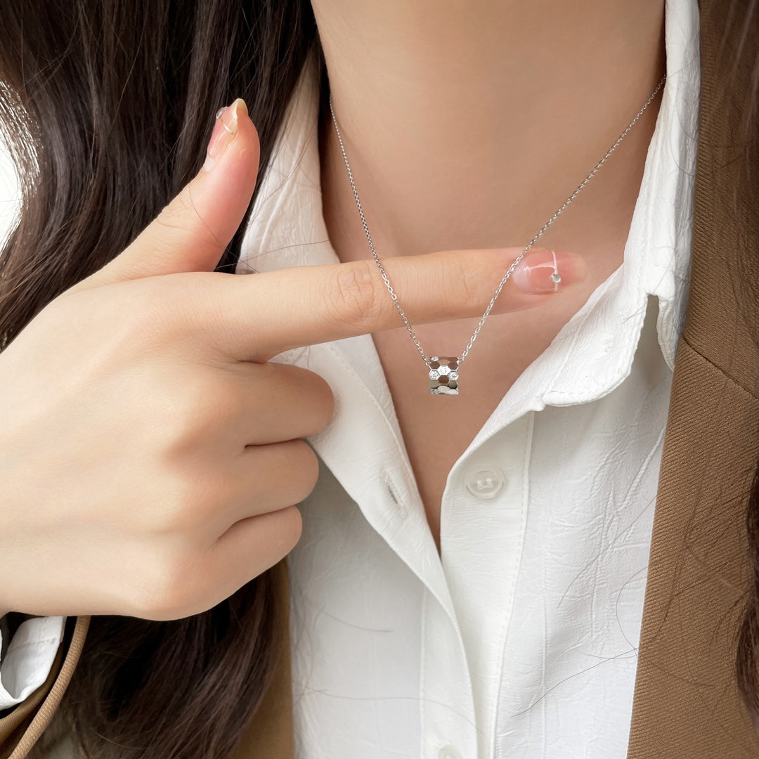 Pomuse BEE MINI PEDANT DIAMOND NECKLACE