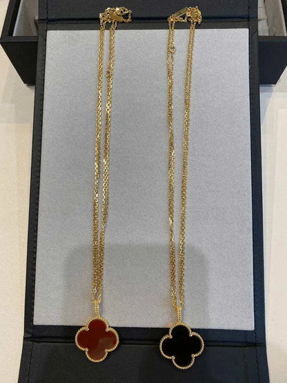 Pomuse CLOVER 25MM NECKLACE GOLD CARNELIAN