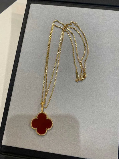 Pomuse CLOVER 25MM NECKLACE GOLD CARNELIAN