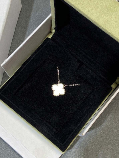 Pomuse Halskette „Clover“ in Silber und Weiß 