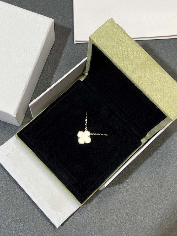 Pomuse Halskette „Clover“ in Silber und Weiß 