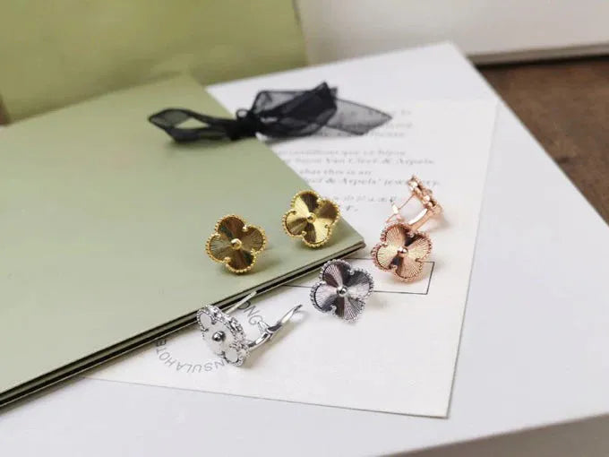 Pomuse CLOVER MEDIUM STUD EARRINGS