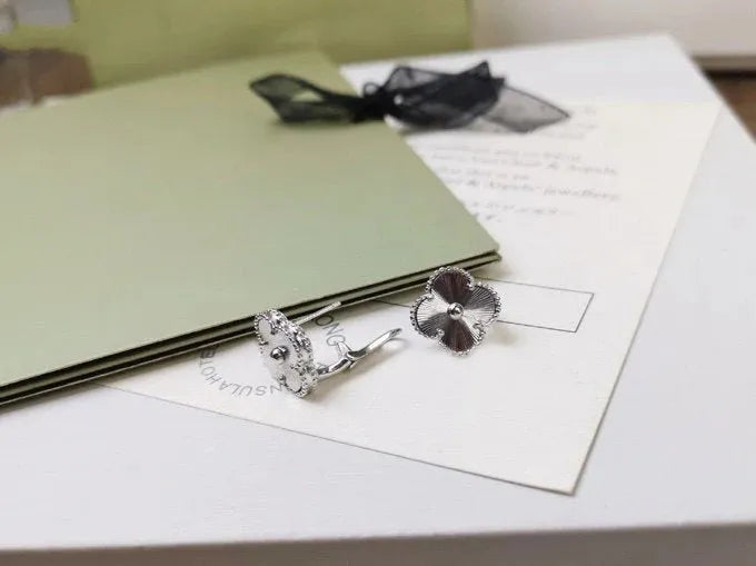 Pomuse CLOVER MEDIUM STUD EARRINGS