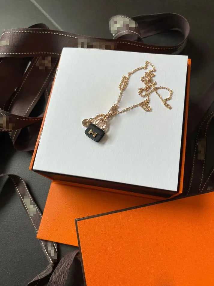 Pomuse CONSTANCE BLACK PEDANT PINK GOLD NECKLACE