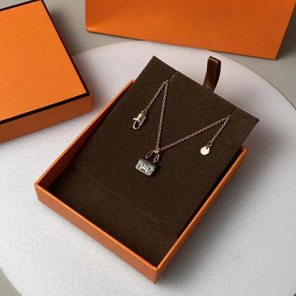 Pomuse CONSTANCE BLACK PEDANT PINK GOLD NECKLACE