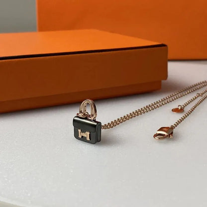 Pomuse CONSTANCE BLACK PEDANT PINK GOLD NECKLACE