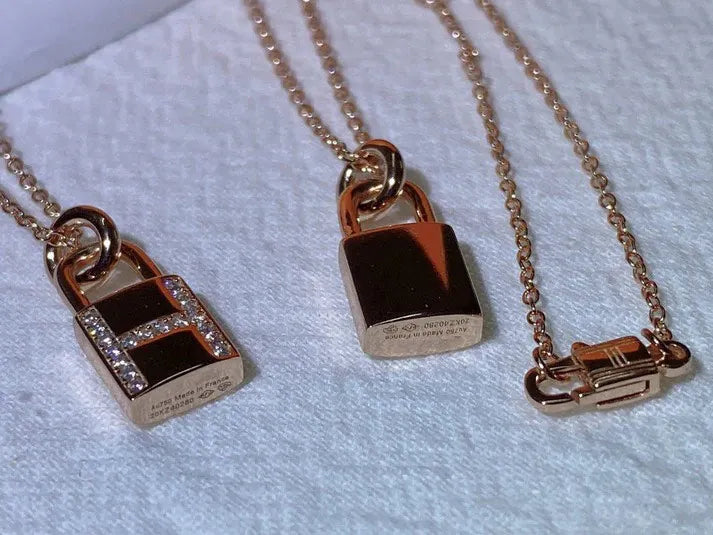 Pomuse H ADVANCED NICHE LOCK HEAD NECKLACE DIAMONDS