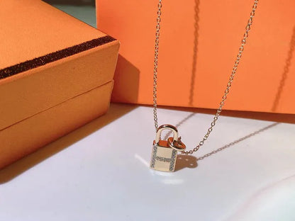 Pomuse H ADVANCED NICHE LOCK HEAD NECKLACE DIAMONDS