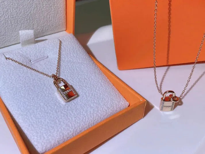 Pomuse H ADVANCED NICHE LOCK HEAD NECKLACE DIAMONDS